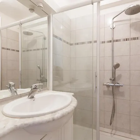 Upstays Bright 1br 50m² With Terrace Center *