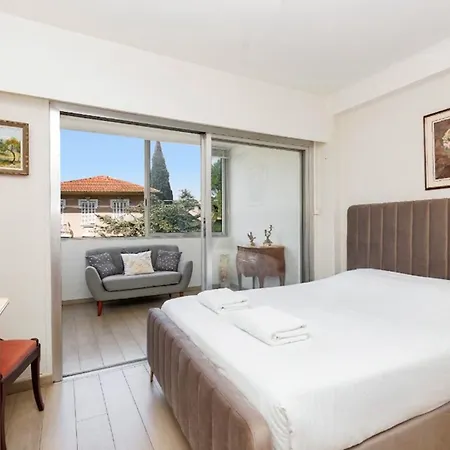 Upstays Bright 1br 50m² With Terrace Center *